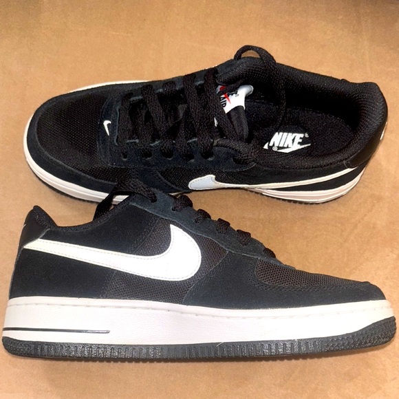 Nike Air Force 1 Classic Black and White Low-Tops Sz 4 Big Kids - Picture 1 of 9